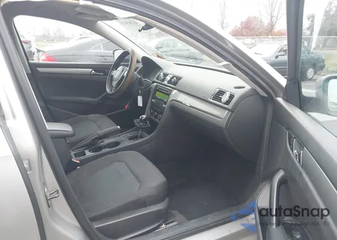 2013 Volkswagen Passat S z USA, uszkodzony, nr VIN 1VWAP7A3XDC037611